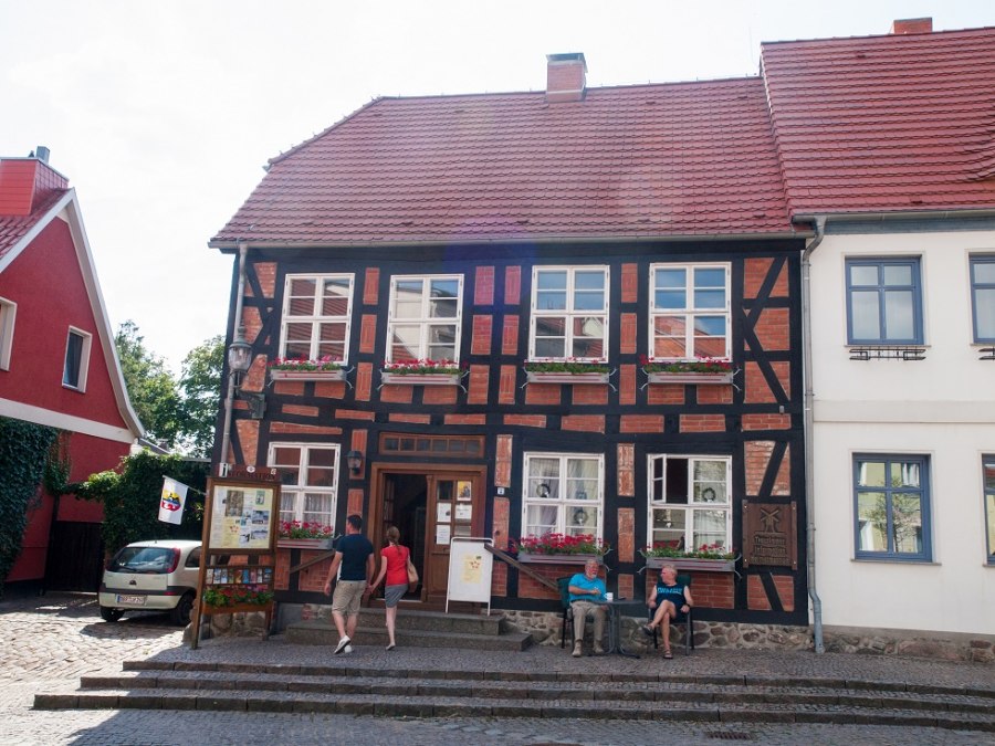 Das M&uuml;hlenhaus mit Menschen im Gegenlicht, &copy; Frank Burger
