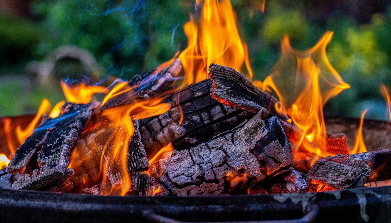 Fr&uuml;hlingsgl&uuml;hen am Feuer, &copy; Feuerschale.jpg