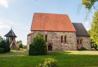 Dorfkirche Thelkow mit Glockenturm, © Frank Burger Dorfkirche Thelkow mit Glockenturm, © Frank Burger