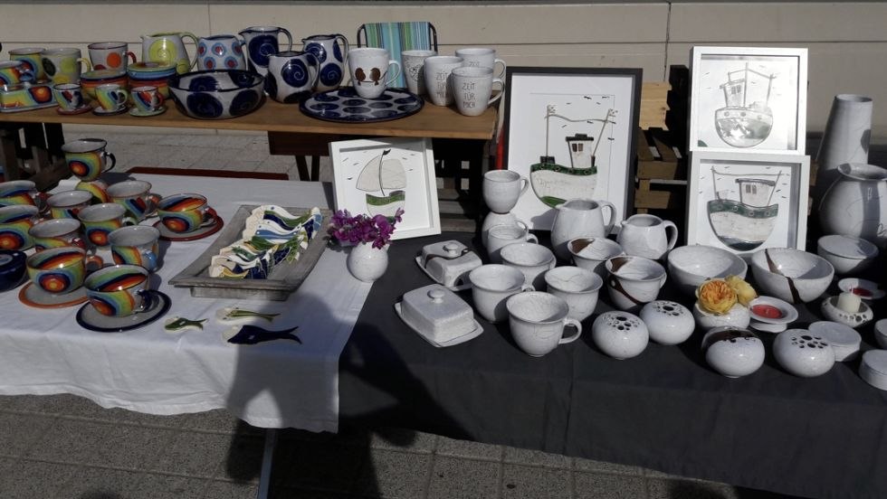 Gebrauchsgeschirr mit wei&szlig;er und bunter Craqueleglasur, &copy; Karoline H&ouml;ppner