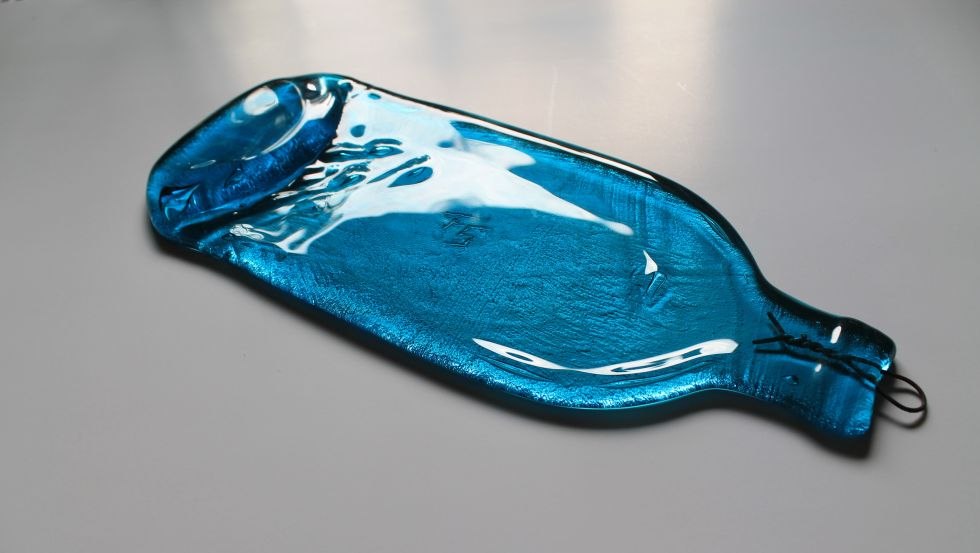 blaue Glasflasche, © Emely Schulz blaue Glasflasche, © Emely Schulz