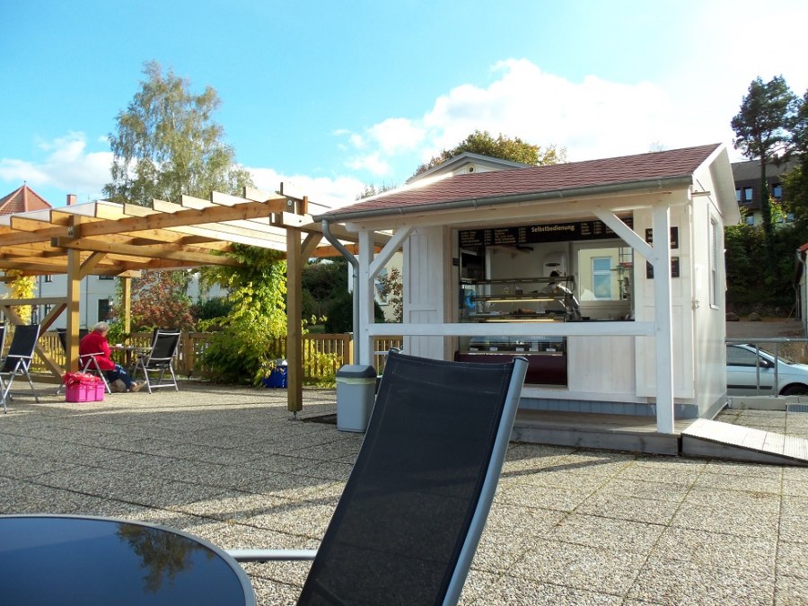 Verkaufshaus für die Terrasse mit Softeismaschine, Kaffeemaschine und Kuchentheke, © Tortenmarie Photo