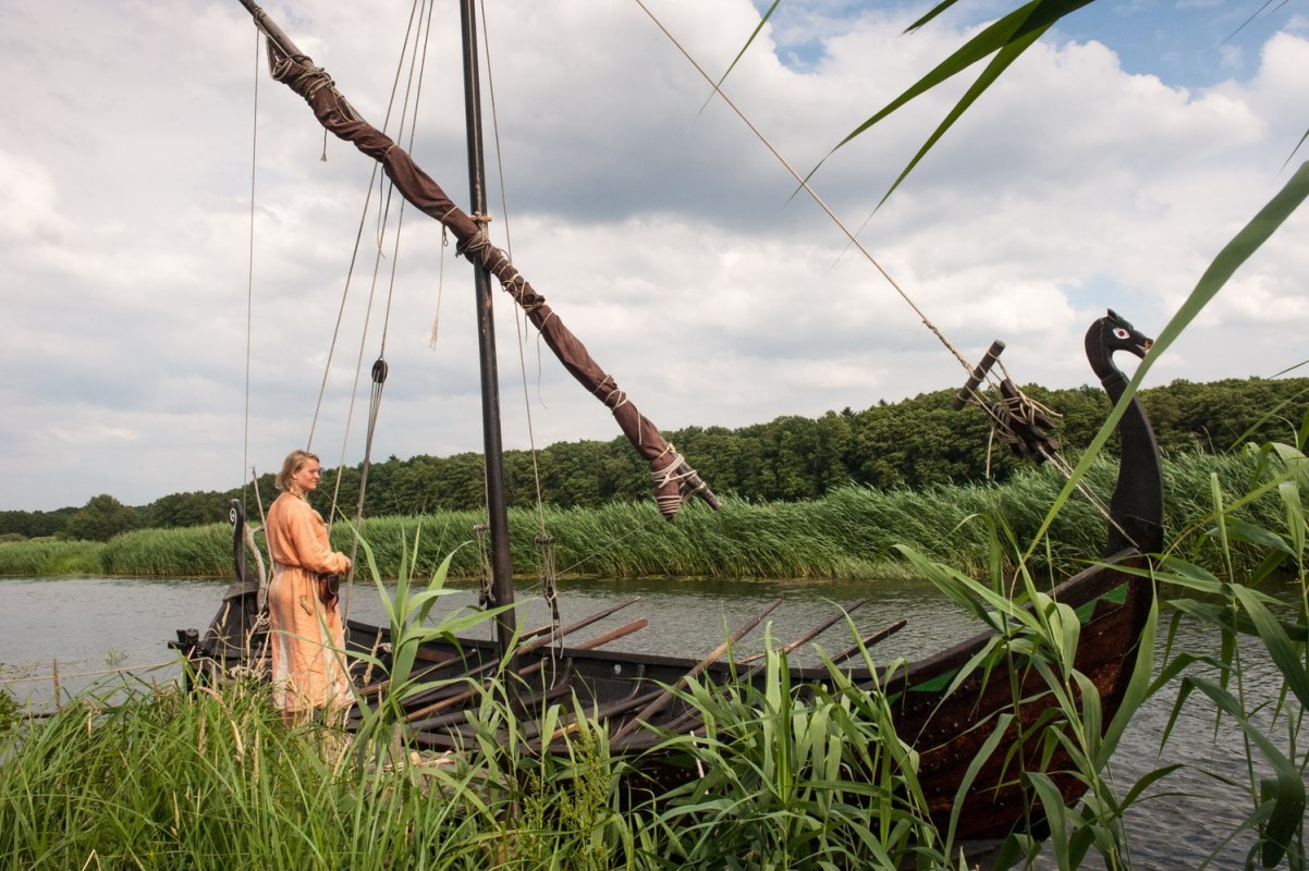 Slawenboot auf der Uecker im Ukranenland // © Grazyna Saniuk-Wozniak Slawenboot auf der Uecker im Ukranenland // © Grazyna Saniuk-Wozniak
