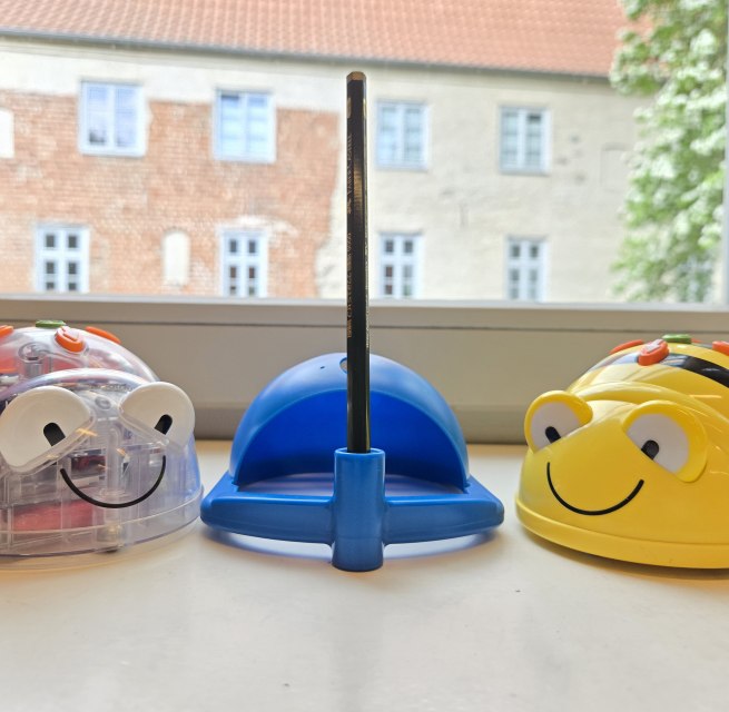 ein Bluebot in der Mitte und zwei Beebots daneben auf dem Fensterbrett der Stadtbibliothek // &copy; Stadtbibliothek Stralsund