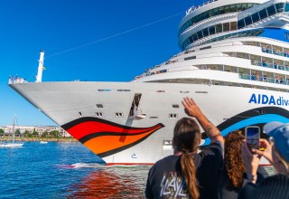 Verabschiedung von AIDA Schiffen im Hafen von Warnem&uuml;nde // &copy; Stefan Mertin