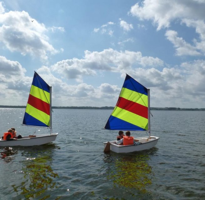 Kinder-Segelkurs bei der Segel Basis Salem am Kummerower See für Kinder von 8-11 Jahren // © SeenLandAgentour GmbH Kinder-Segelkurs bei der Segel Basis Salem am Kummerower See für Kinder von 8-11 Jahren // © SeenLandAgentour GmbH