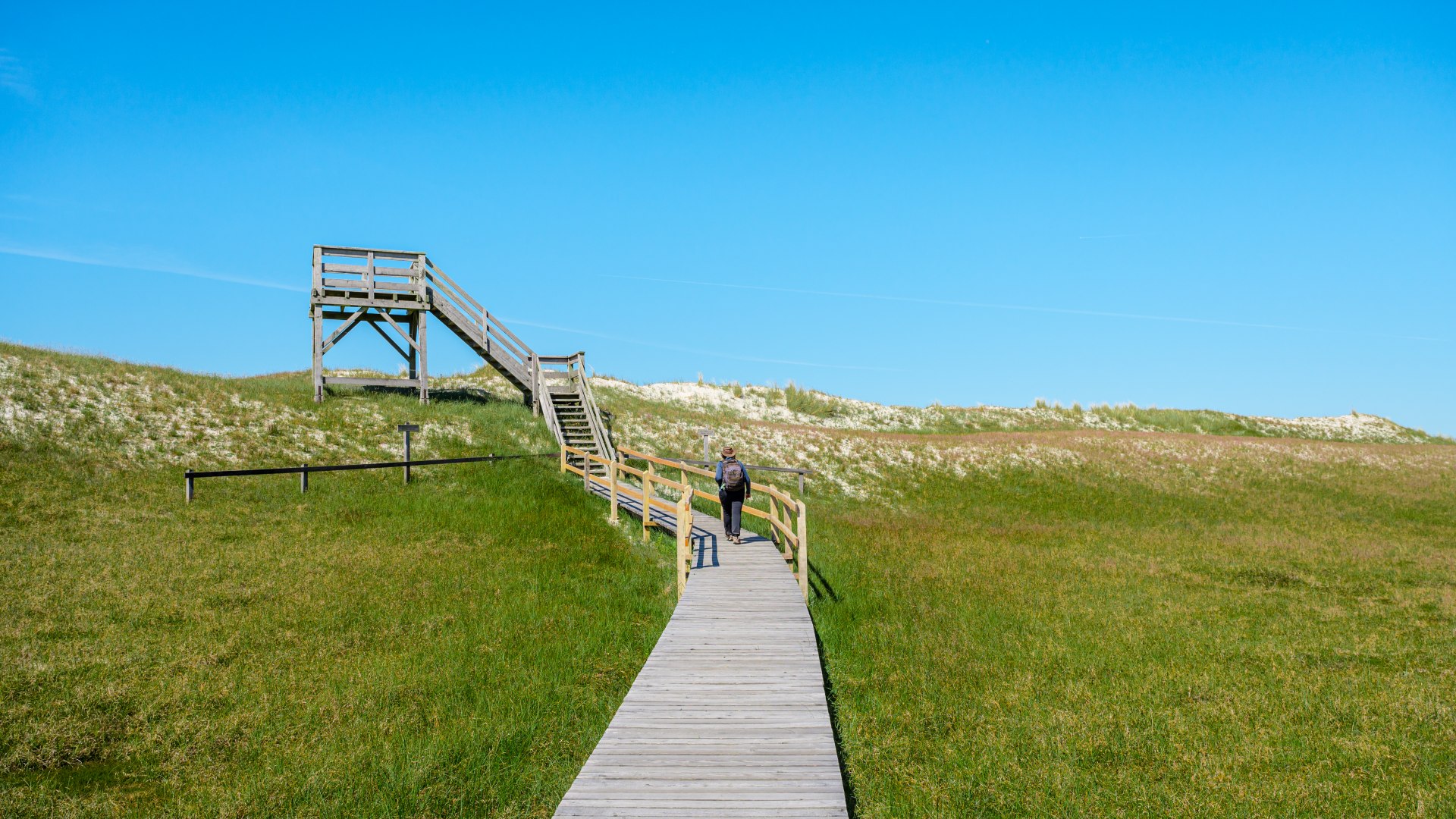 Der Aussichtsturm aus Holz auf der Dühne mit Blick zur Ostsee. // Der hohe Himmel über der Dühne an der Ostsee und dem Aussichtsturm. // © MV-T/Tiemann Der Aussichtsturm aus Holz auf der Dühne mit Blick zur Ostsee.