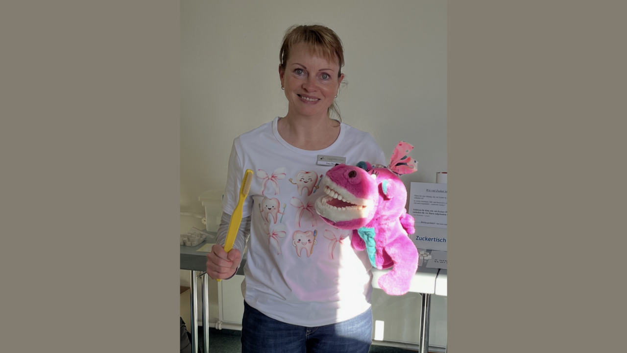 Zahnprophylaxe-Helferin Hanka Mayer mit ihrer Handpuppe Kroko zeigt Kindern wie man richtig Zähne putzt. // © Hanka Mayer, Zahnärztlicher Dienst Landkreis Vorpommern-Rügen Zahnprophylaxe-Helferin Hanka Mayer mit ihrer Handpuppe Kroko zeigt Kindern wie man richtig Zähne putzt. // © Hanka Mayer, Zahnärztlicher Dienst Landkreis Vorpommern-Rügen