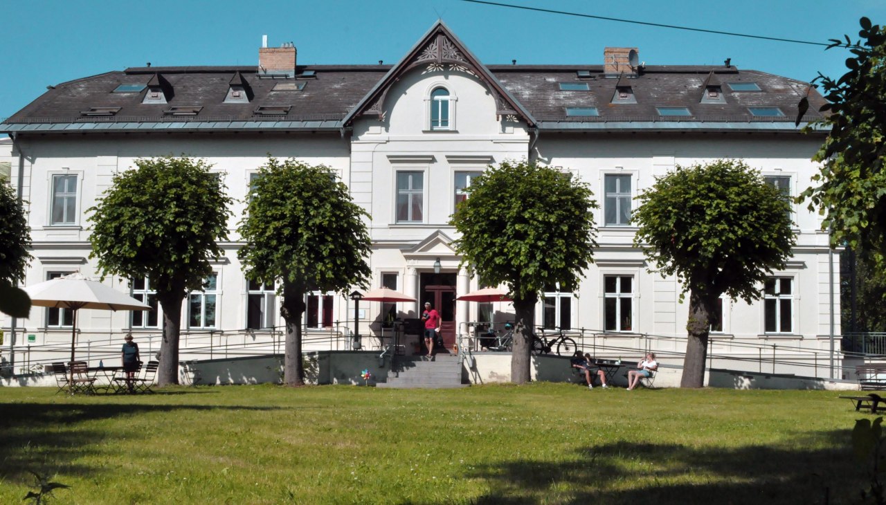 Das Gut Nisdorf - früher Rittergut, heute Biohotel - empfängt auch sehr gerne Cafégäste in unserem Gartencafé. Für unsere Übernachtungsgäste - und nach Vorbestellung auch für Tagesgäste - haben wir ein üppiges Frühstücksbuffet und Abendessen - auch alles 100% bio. Rufen Sie uns an!, © Achim Ecker Das Gut Nisdorf - früher Rittergut, heute Biohotel - empfängt auch sehr gerne Cafégäste in unserem Gartencafé. Für unsere Übernachtungsgäste - und nach Vorbestellung auch für Tagesgäste - haben wir ein üppiges Frühstücksbuffet und Abendessen - auch alles 100% bio. Rufen Sie uns an!, © Achim Ecker