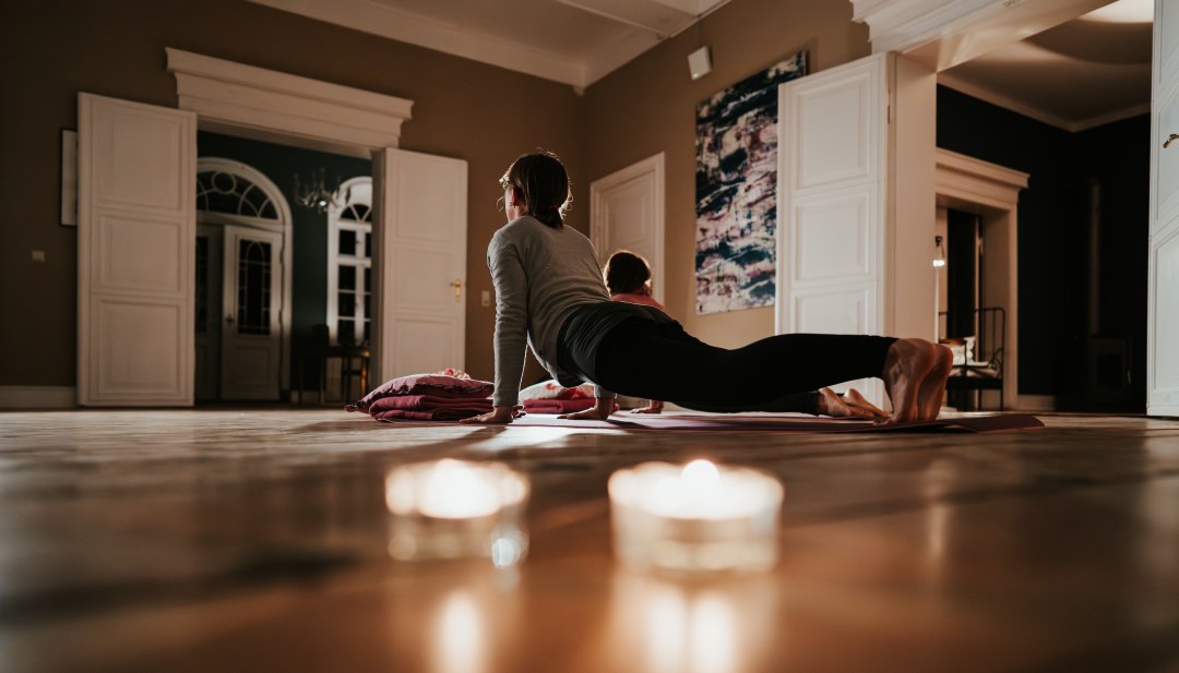 Yoga in der entspannten Atmosph&auml;re des Gutshauses Pohnstorf &ndash; Ruhe und Achtsamkeit im Einklang mit historischem Ambiente und gem&uuml;tlichem Kerzenlicht.