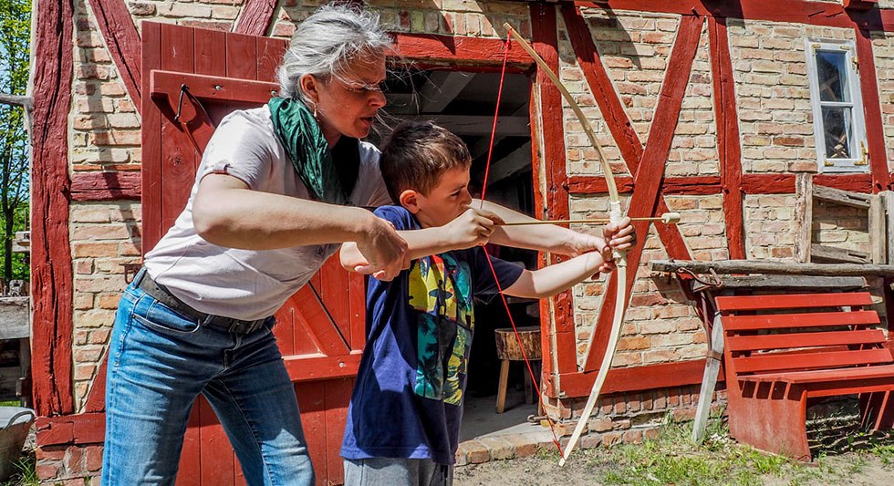 Boogschieten tijdens de kinderdag in het openluchtmuseum Klockenhagen // &copy; Freilichtmuseum Klockenhagen