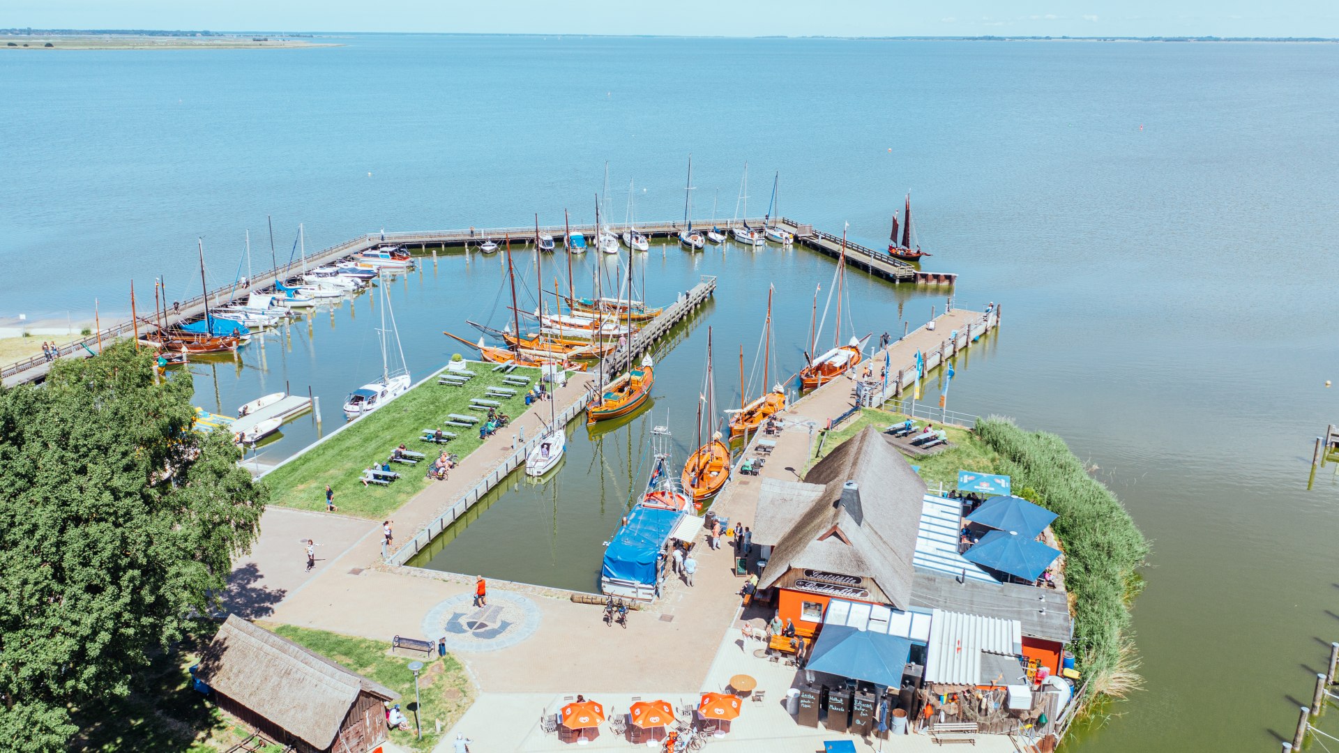 Ordentlich festgemacht warten die Zeesboote auf Passagiere. // © MV-T/Gänsicke Ordentlich festgemacht warten die Zeesboote auf Passagiere. // © MV-T/Gänsicke