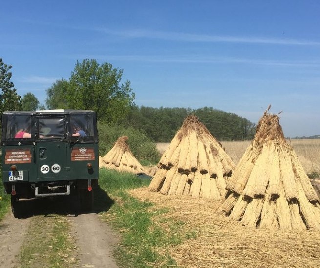 Vorbei an Rohrmieten f&uuml;r neue D&auml;cher // &copy; Volker Barthmann