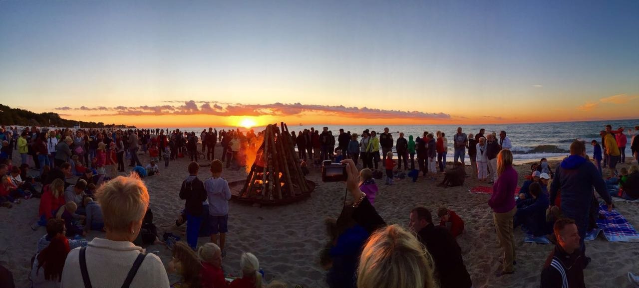 Immer Dienstag in der Saison: Lagerfeuer am Strand mit Live Musik // &copy; Beach House K&uuml;hlungsborn
