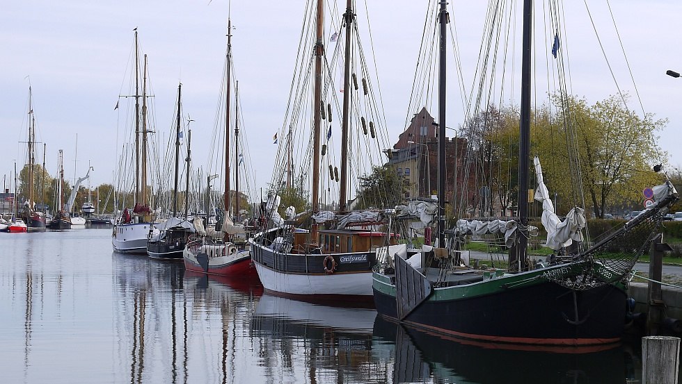 Teils über 100 Jahre alt sind die Schiffe und Boote im Museumshafen // © Sven Fischer Teils über 100 Jahre alt sind die Schiffe und Boote im Museumshafen // © Sven Fischer