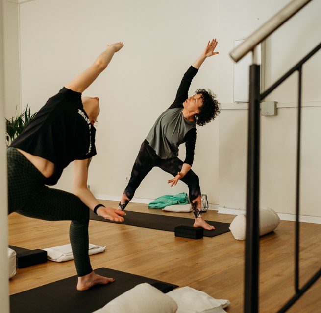 Eine Frau namens Susann macht Yoga im MOVA PLACE - Yoga & Co. Studio // © Rügenlinse Eine Frau namens Susann macht Yoga im MOVA PLACE - Yoga & Co. Studio // © Rügenlinse