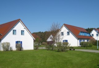 In Strandn&auml;he liegen die H&auml;user auf dem weitl&auml;ufigen Areal verstreut. // &copy; MV-T