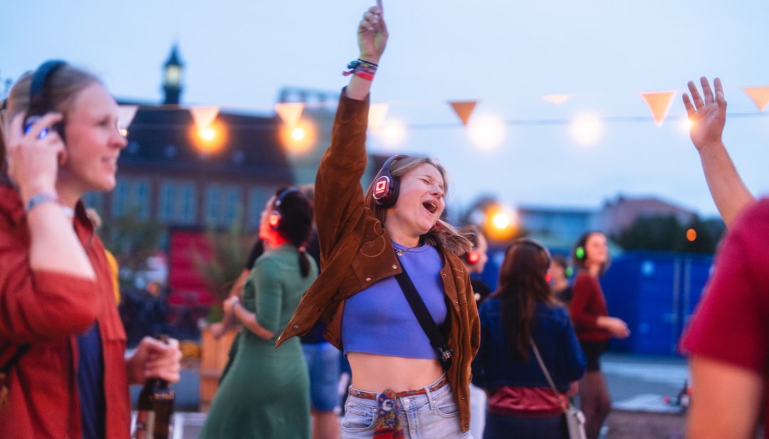 Summervibes pur: Dank ihrer N&auml;he zur Ostsee weht in der Universit&auml;tsstadt Rostock auch im Sommer eine angenehme Brise. Der perfekte Sommertag mit reichlich Hafenflair.