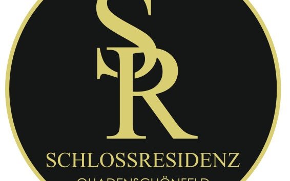 Logo Schlossresidenz Quadenschönfeld // © Schlossresidenz Quadenschönfeld Logo Schlossresidenz Quadenschönfeld // © Schlossresidenz Quadenschönfeld