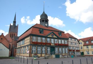 Das Grabower Rathaus steht repr&auml;sentativ im Zentrum der Fachwerkstadt. // &copy; Gabriele Skorupski