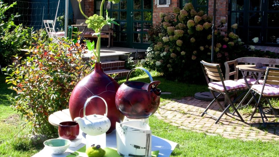 Keramik und Porzellan vor dem Ateliereingang, © Jörg Mücket Keramik und Porzellan vor dem Ateliereingang, © Jörg Mücket