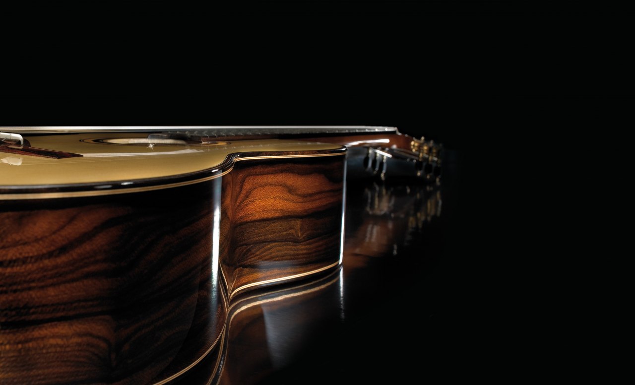 liegende Gitarre der Firam Armin Hanika, Seitenansicht // &copy; Hanika Gitarren