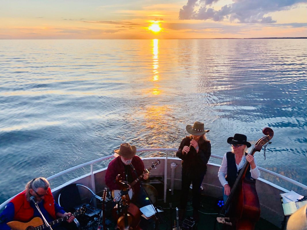 Ein unvergessliches Erlebnis die Irish Cowboys von der Insel Usedom mit Sonnenuntergang am Haff im Hintergrund. // © Sarah Stuth Ein unvergessliches Erlebnis die Irish Cowboys von der Insel Usedom mit Sonnenuntergang am Haff im Hintergrund. // © Sarah Stuth