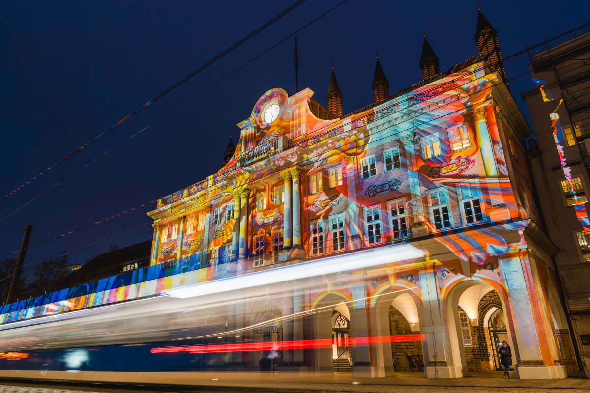 Het stadhuis van Rostock tijdens de Lichtweek // © Stadtwerke Rostock ©Botschafteragentur Het stadhuis van Rostock tijdens de Lichtweek // © Stadtwerke Rostock ©Botschafteragentur