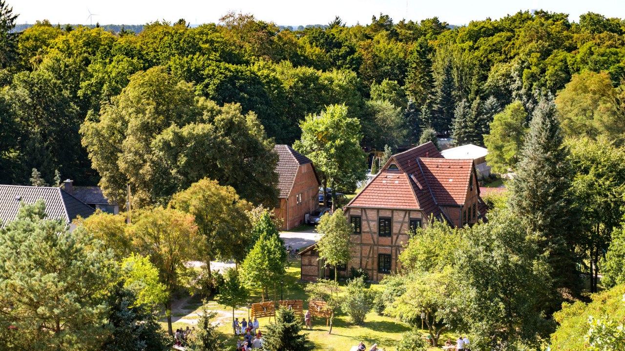 Blick von oben auf den Forst- und Köhlerhof in der Rostocker Heide // © TZRW/Th. Ulrich Blick von oben auf den Forst- und Köhlerhof in der Rostocker Heide // © TZRW/Th. Ulrich