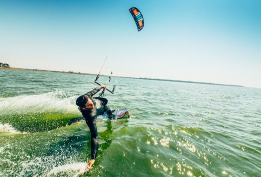 Kitesurfer im Saaler Bodden bei Sonnenschein // © Supremesurf/Dan Petermann Kitesurfer im Saaler Bodden bei Sonnenschein