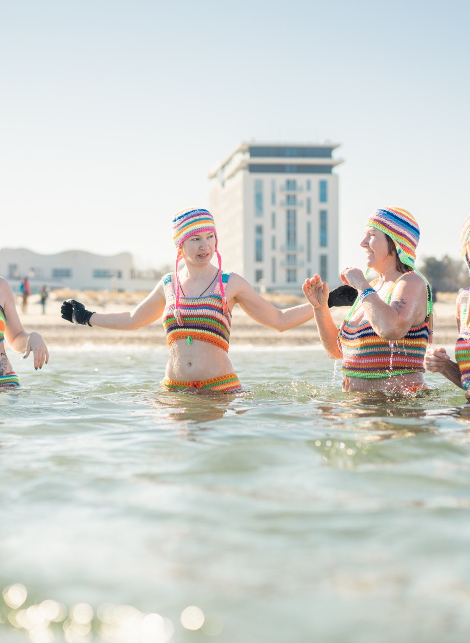 Eisbaden in Gesellschaft am Strand von Warnemünder im Winter. // © MV-T/Gross Eisbaden in Gesellschaft am Strand von Warnemünder im Winter. // © MV-T/Gross