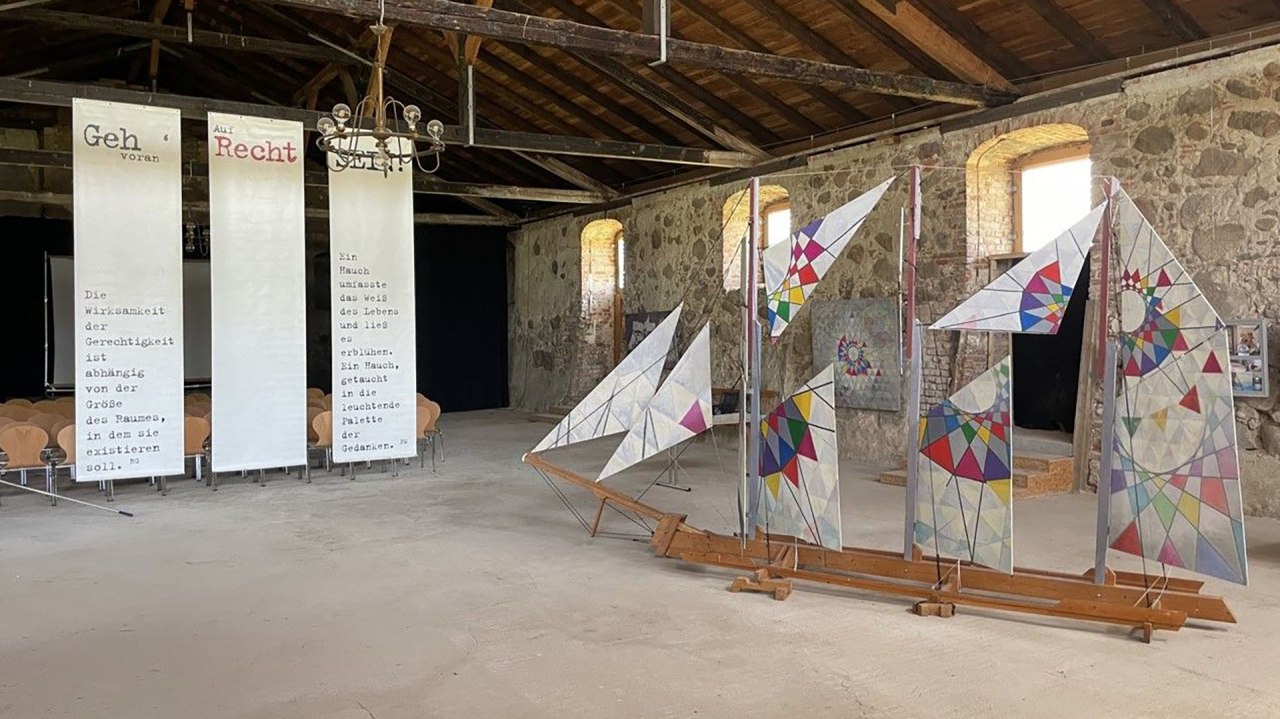 Kunst van Rainer Graßmuck en Klaus Bölhoff (Subitow Galerie Klempenow) in de rijhal van Schlossgut Broock // © Rainer Graßmuck Kunst van Rainer Graßmuck en Klaus Bölhoff (Subitow Galerie Klempenow) in de rijhal van Schlossgut Broock // © Rainer Graßmuck