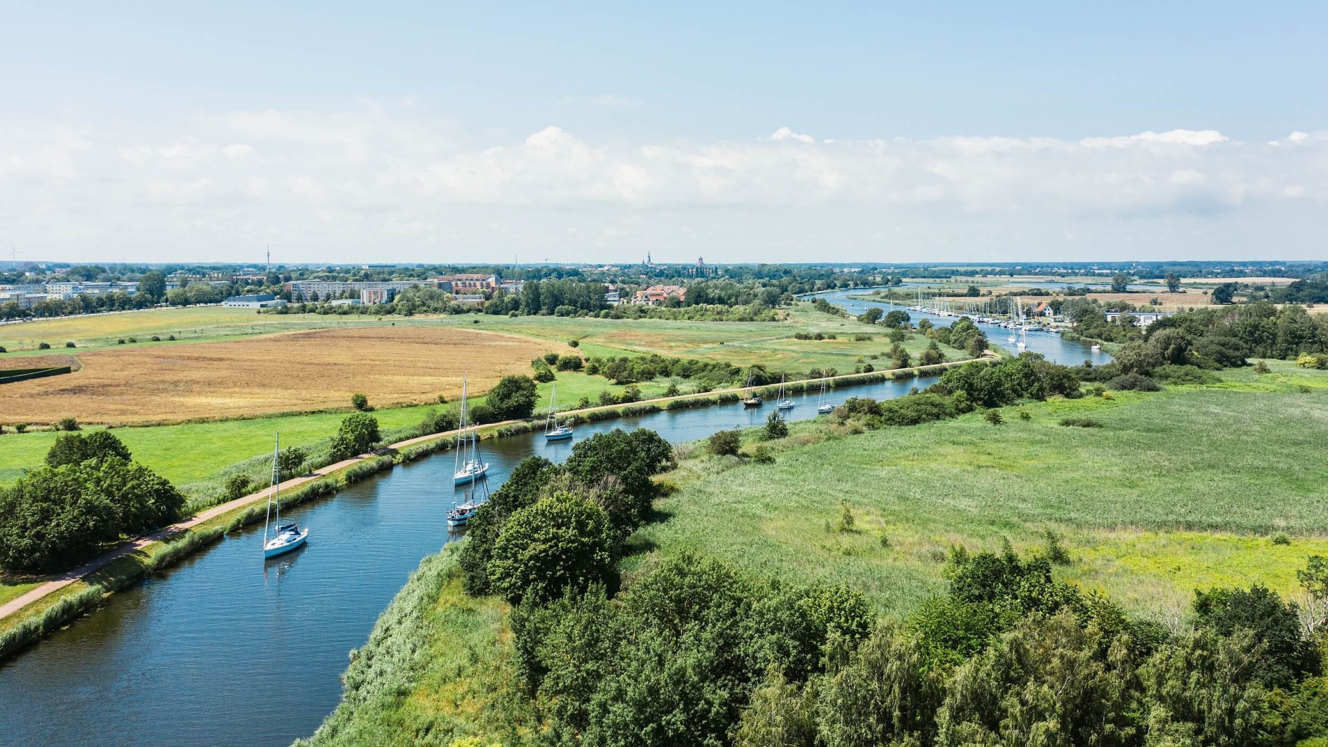 Het silhouet van Greifswald vanuit de lucht en uitzicht op de rivier de Ryck