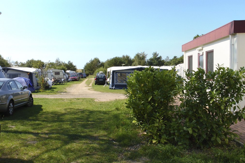 Blick über den Campingplatz zum Strandaufgang, © Camping in Neuhaus
