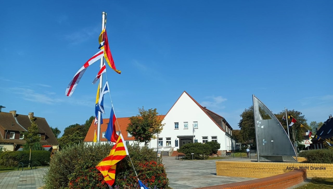 Vorplatz und alte Schule, © Archiv MHM Dranske Vorplatz und alte Schule, © Archiv MHM Dranske