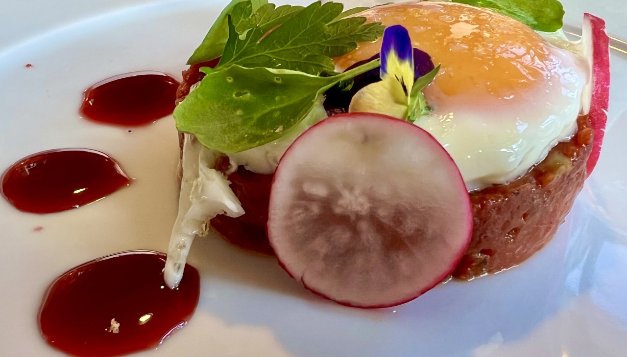 Tatar mit Ei, © HofWirtschaft Fleesensee Resort & Spa Tatar mit Ei, © HofWirtschaft Fleesensee Resort & Spa