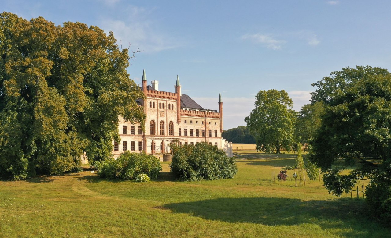 Uitzicht vanuit het Lenné-park op de westgevel van kasteel Broock. // © Schloss Broock GmbH & Co. KG Uitzicht vanuit het Lenné-park op de westgevel van kasteel Broock. // © Schloss Broock GmbH & Co. KG