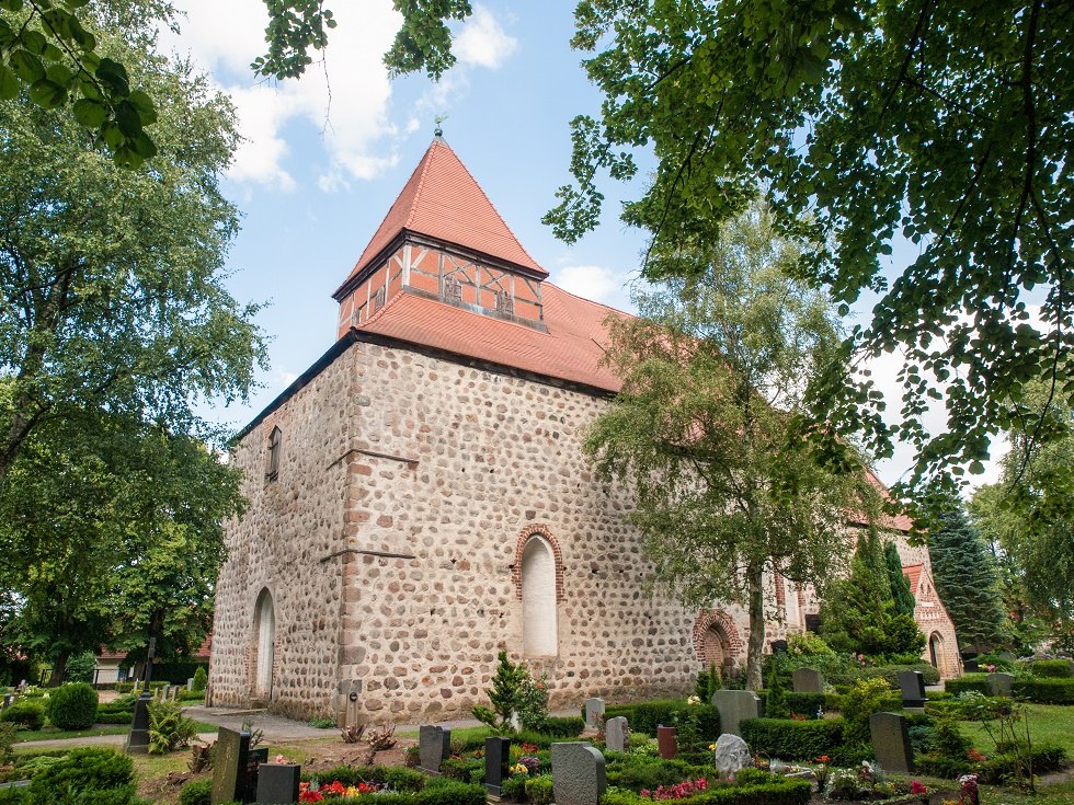 Dorfkirche Sanitz mit Friedhof // &copy; Frank Burger