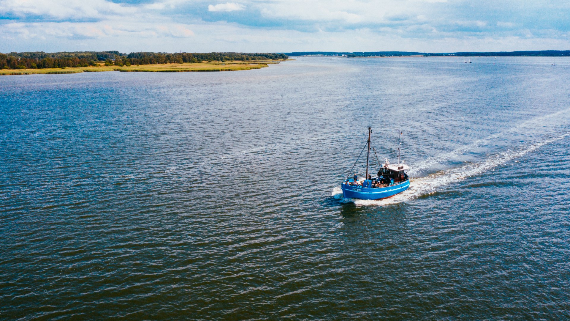 So friedlich! Bei der stillen Fahrt &uuml;ber den Greifswalder Bodden kommt die Familie zur Ruhe, genie&szlig;t die Aussicht bis nach Usedom und R&uuml;gen und h&auml;lt nach Robben Ausschau. // &copy; MV-T/Friedrich
