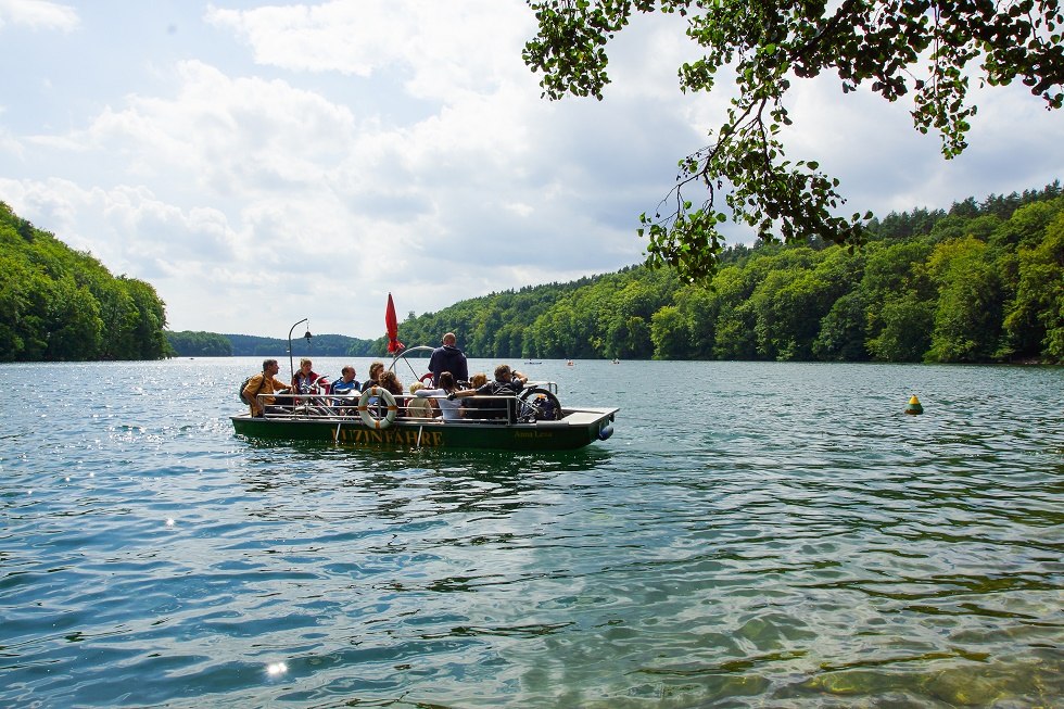 Mit dem F&auml;hrmann unterwegs ans andere Ufer // &copy; Jens B&ouml;ckmann