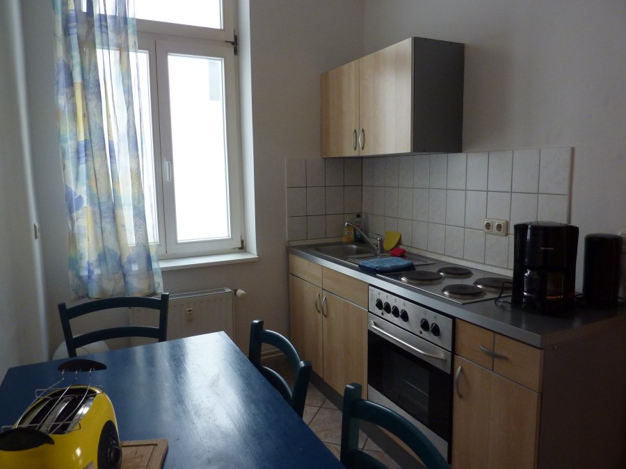 K&uuml;che mit Tisch und Waschschrank, &copy; Galina Diran