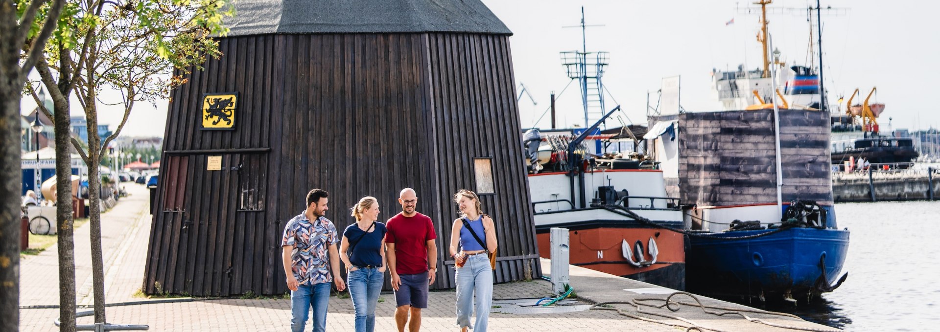 De kade is versierd met oude scheepswerfkranen. Deze dateert uit de begintijd van de Hanze en werd bediend door een tredmolen met pure spierkracht! Tegenwoordig liggen er moderne restaurants langs de haven., &copy; TMV/Gross