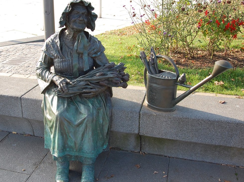 In ihrer Rehnaer Tracht schaut Bertha Klingberg über den nach ihr benannten Platz., © Gabriele Skorupski