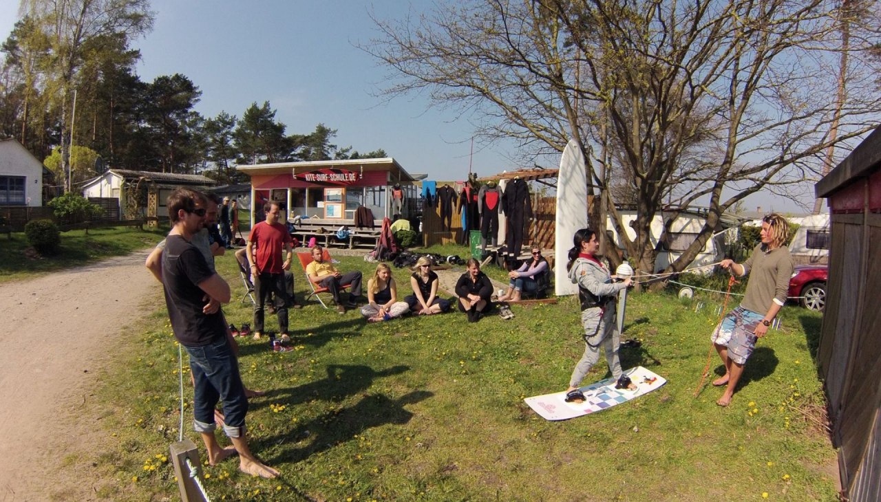 Trotz praxisorientierter Schulung: theoretische Vorbereitungen an unserer Schule, &copy; Kitesurfschule Pepelow