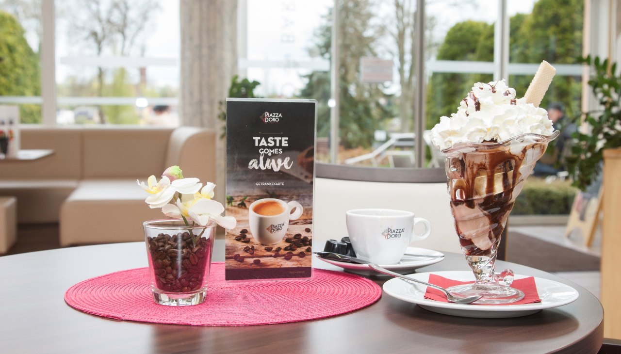 Naast ijs en taart serveren we ook lichte snacks; in de zomer serveren we die ook graag op het terras met uitzicht op het meer., &copy; S. Hommel