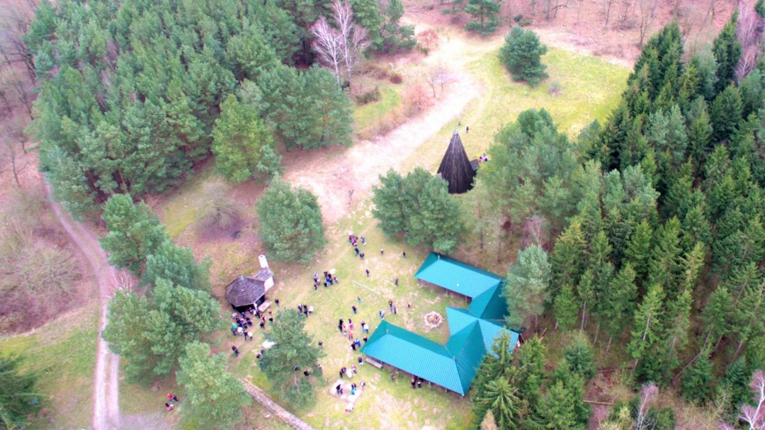Hut van houtskoolbrander vanuit de lucht, © H. Terpstra Hut van houtskoolbrander vanuit de lucht, © H. Terpstra