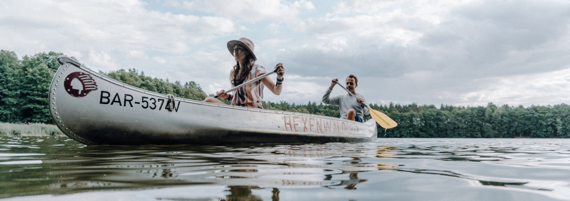 Zum Kanuabenteuer auf dem Jamelsee mit dem Kanu entlangpaddeln.