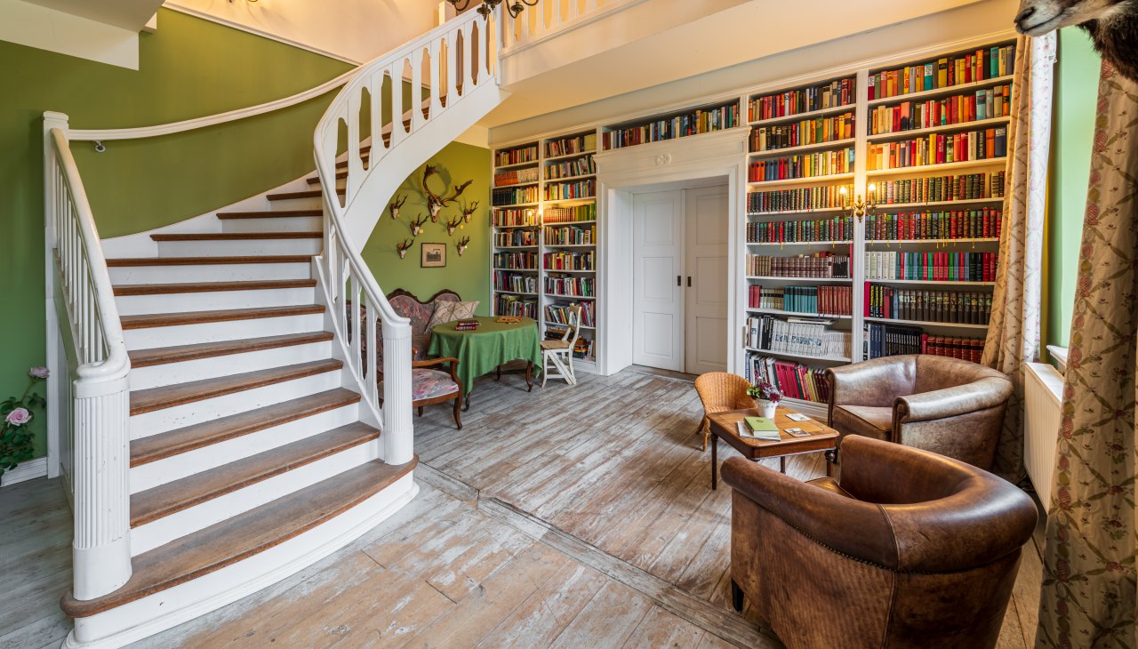 Gem&uuml;tliche Bibliothek zum Schm&ouml;kern, &copy; Gut Klein Nienagen / Markus Tiemann