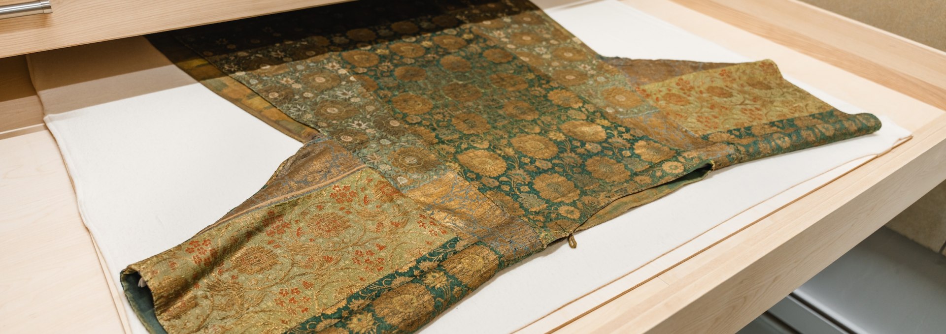 Licht aus, Paramente an: Im Stralsunder Museum werden auch sogenannte Paramente - historische Kirchengew&auml;nder aus der Hanezeit - ausgestellt. , &copy; TMV/Gross