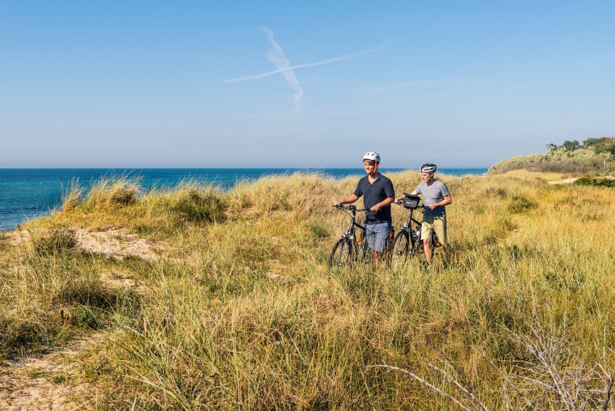 Fietsen op het kustfietspad in Graal-M&uuml;ritz // &copy; TMV/S&uuml;&szlig;